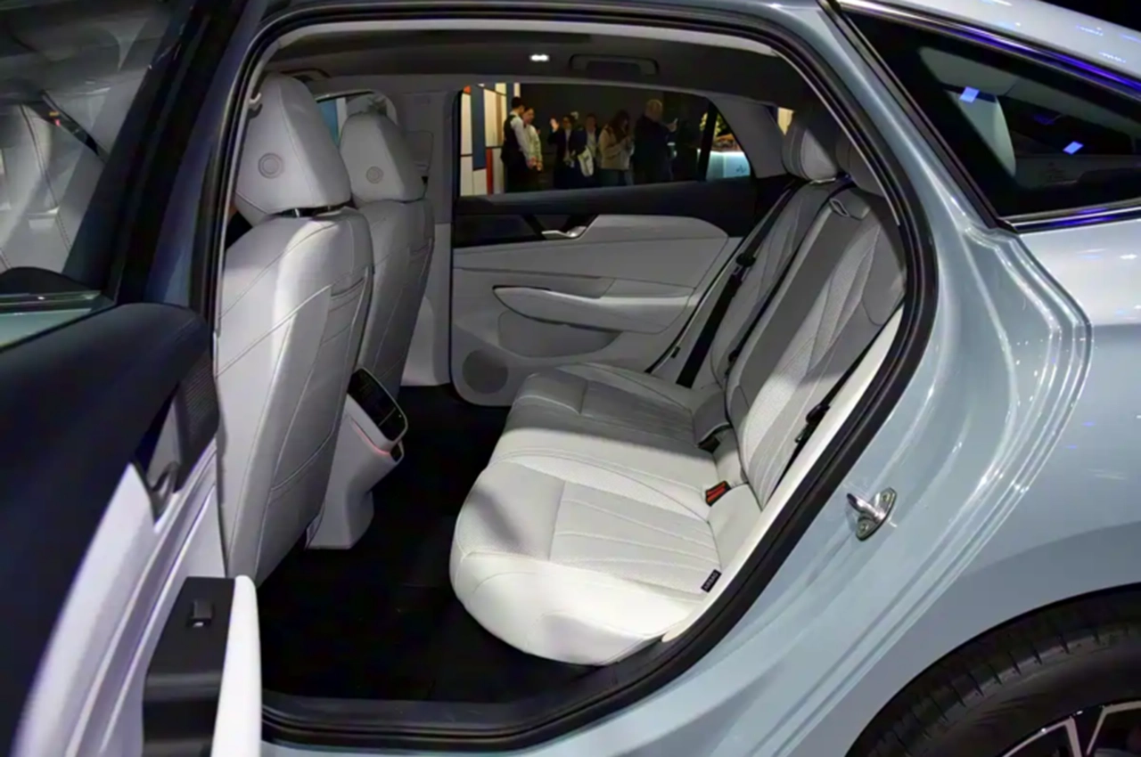AutomobileFa Volkswagen Passat ePro 14041004 1